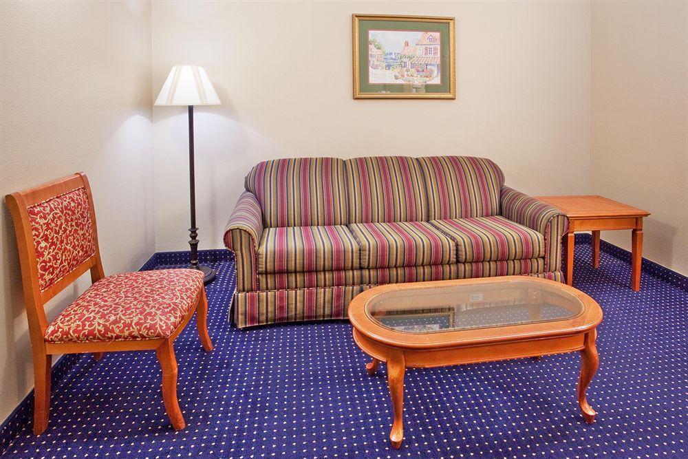 Savannah Gateway Hotel & Suites Room photo